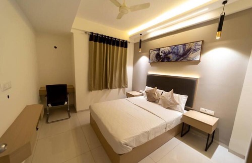 Kalasipalya Hotel | Collection O Hotel Metro Park