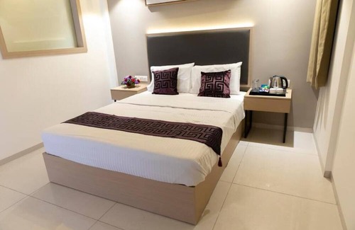Kalasipalya Hotel | Collection O Hotel Metro Park