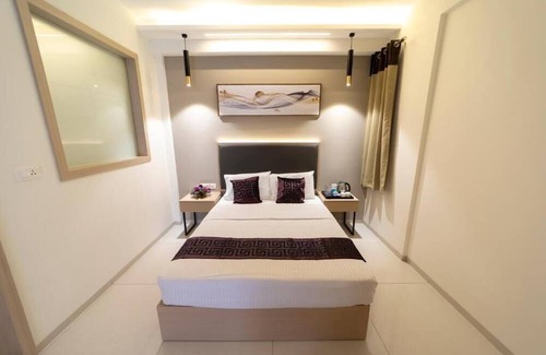 Kalasipalya Hotel | Collection O Hotel Metro Park