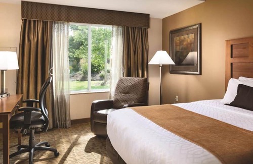 South Loop House | Family-Friendly Retreat with Indoor Water Park, Close to Shopping Haven