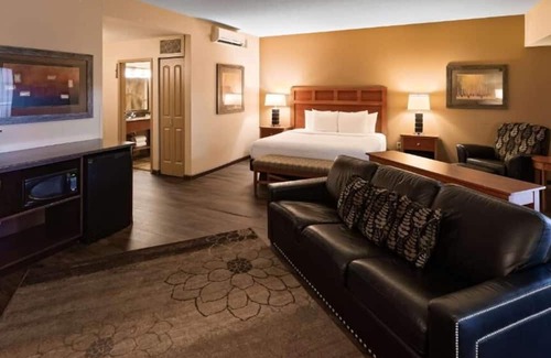 South Loop House | Comfort Meets Elegance: Cozy Stay Near Mall of America, Free Shuttle