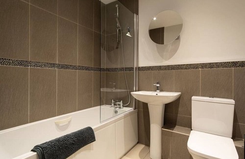 Coalville House | Ellistown Retreat - Stunning home with garden & private parking