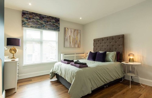 Coalville House | Ellistown Retreat - Stunning home with garden & private parking