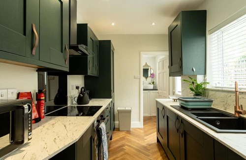 Coalville House | Ellistown Retreat - Stunning home with garden & private parking