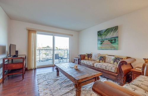 Hollywood Condo | Oxnard Condo w/ Community Pool + View of Marina!