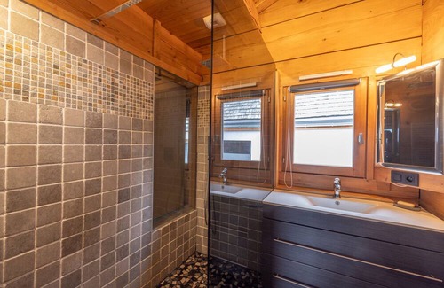 Saint-Gervais-les-Bains Ski Chalet | Chalet 'Hygge Avec Piscine' with Mountain View, Private Pool and Wi-Fi