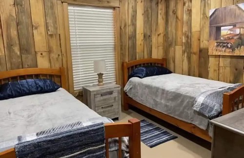 Tie Plant Cabin | Dogwoods-2 bedroom cabin with spacious parking