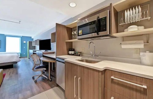 West Palm Beach House | West Palm Beach Gateway: 2 Bright Suites with Free Breakfast, Parking & Laundry