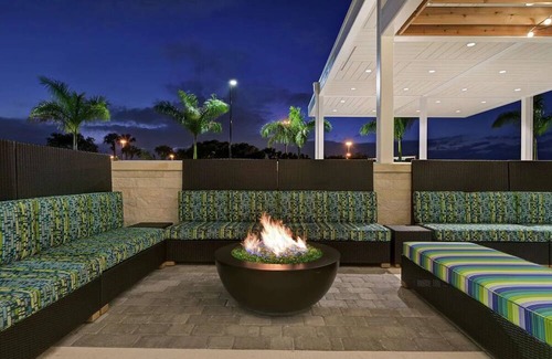 West Palm Beach House | West Palm Beach Gateway: 2 Bright Suites with Free Breakfast, Parking & Laundry