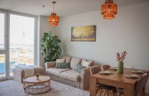 Donaustadt Apartment | Boho Bliss: Stilvolles Apartment mit Pool&gym&sauna