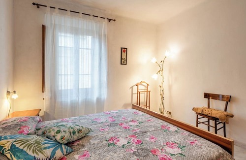 Borgo a Mozzano House | Holiday Home 'Casa Delle Rose' with Mountain View, Private Terrace and Wi-Fi