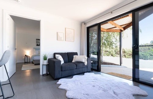 Hadspen Apartment | Hadspen Riverview Retreat: Banksia Apartment