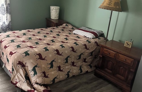 L'Anse House | Private Room & Bathroom For Rent!!! Ground Level! 3 Roommates Upstairs!