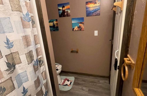 L'Anse House | Private Room & Bathroom For Rent!!! Ground Level! 3 Roommates Upstairs!