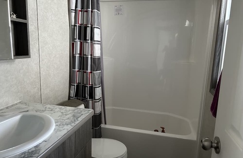 Sherkston Cottage | Paradise on the lake! Relax and listen to the real waves! Not a podcast!