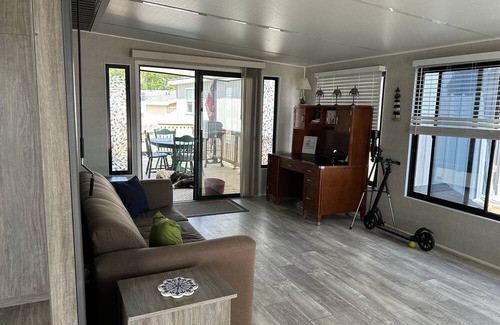 Sherkston Cottage | Paradise on the lake! Relax and listen to the real waves! Not a podcast!