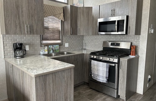 Sherkston Cottage | Paradise on the lake! Relax and listen to the real waves! Not a podcast!