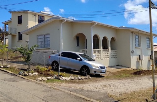 Blue Waters House | 6 min walk to Rockley beach & good location