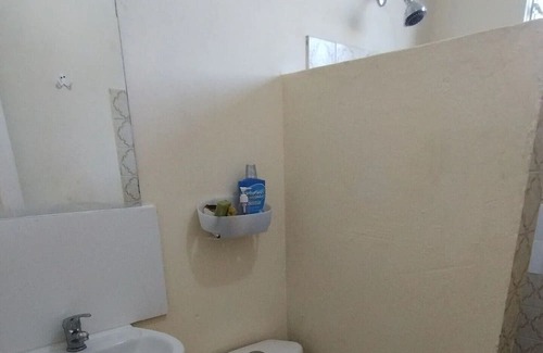 Blue Waters House | 6 min walk to Rockley beach & good location