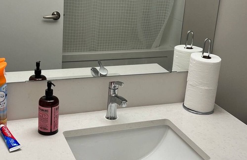 Ottawa Division House | Cozy 6 bedroom house!