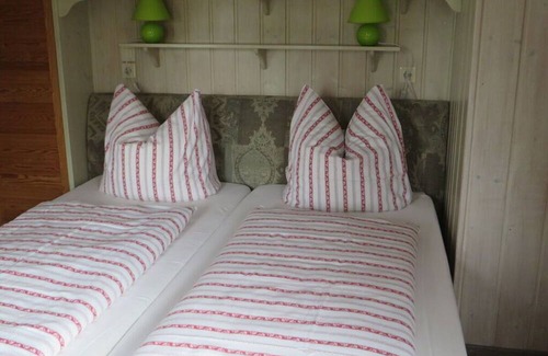 Freyburg Apartment | Holiday home Anna in the forest