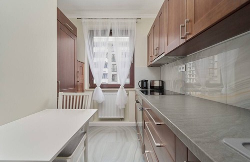 Krzyki Apartment | Floral Apartment Nyska by Renters