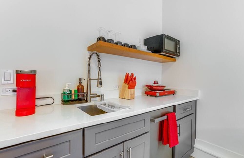 Loyal Heights Apartment | Modern Seattle Studio ~ 6 Mi to Downtown!