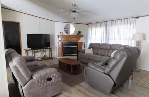 Karnack House | 3 Acre Waterfront Caddo Lake House w/Boat Dock