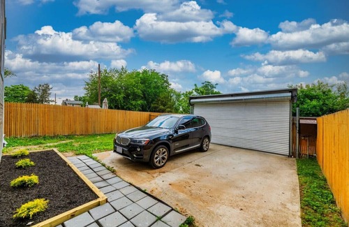 Capitol View House | Pewter Palace - Modern Bungalow with Free Parking