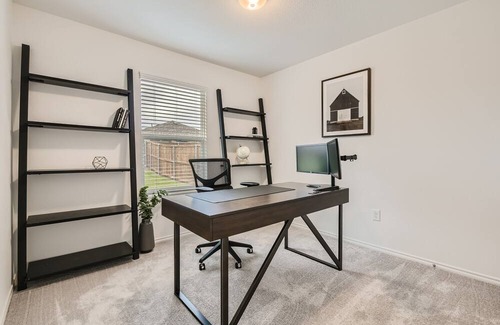 Weston House | Long Term, 75in TV, Gym & Peloton, King Bed, Office, Private Yard