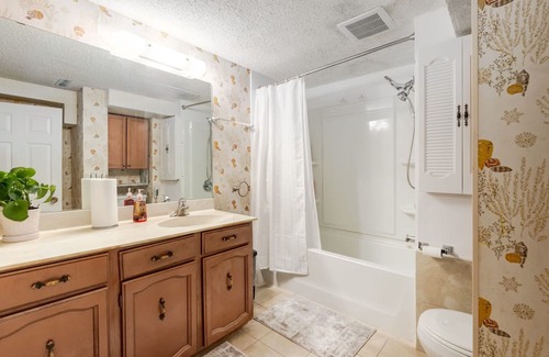 Northwest Calgary House | Timeless Tranquility 2BR Suite near the Airport
