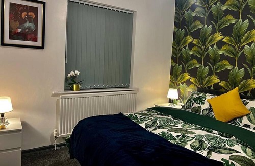 Oldham House | Charming 2-Bedroom Home with Modern Amenities