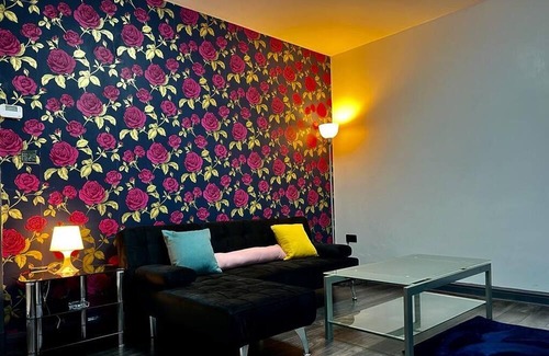 Oldham House | Charming 2-Bedroom Home with Modern Amenities