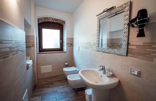 Costermano Apartment | Apartment 'Corte Isabel Rustico' with Shared Pool and Wi-Fi