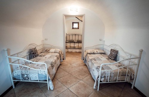 Costermano Apartment | Apartment 'Corte Isabel Rustico' with Shared Pool and Wi-Fi
