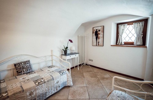 Costermano Apartment | Apartment 'Corte Isabel Rustico' with Shared Pool and Wi-Fi