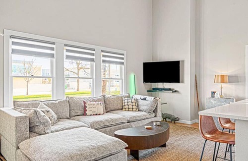 King William House | Designer Home | Walk to River!