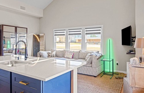 King William House | Designer Home | Walk to River!