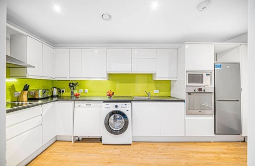 Kennington Apartment | Elegant 2BR 2BA with Patio in Kennington