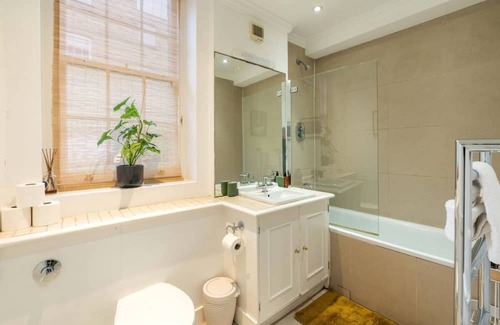 Kennington Apartment | Elegant 2BR 2BA with Patio in Kennington