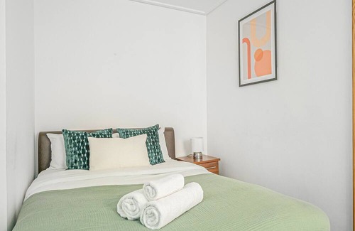 Kennington Apartment | Elegant 2BR 2BA with Patio in Kennington
