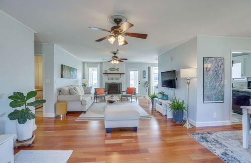 Wilsonville House | Riverfront Wilsonville Home w/ Dock & Fire Pit!