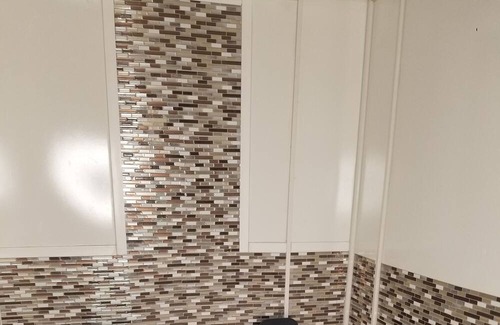 Summit Station House | Cozy Family friendly 4 bedroom house, mins from Downtown with hot tub in bedroom