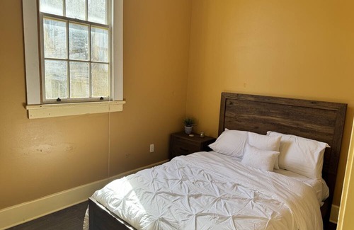 McDonough House | Walking distance from ferry which brings you to downtown!