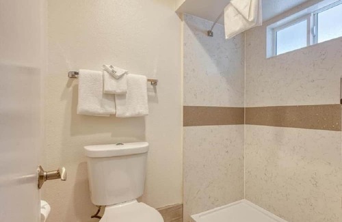 San Luis Obispo House | Non-Smoking 1 King Bed