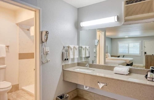 San Luis Obispo House | Non-Smoking 1 King Bed