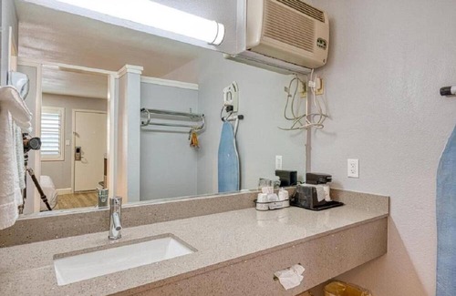 San Luis Obispo House | Non-Smoking 1 King Bed