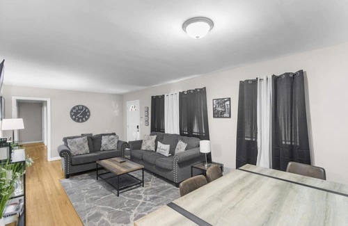 New Castle House | Center Point Gem: 4BR, Parking & Long Stays