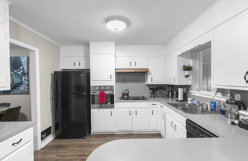 New Castle House | Center Point Gem: 4BR, Parking & Long Stays