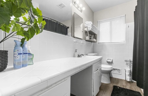 New Castle House | Center Point Gem: 4BR, Parking & Long Stays